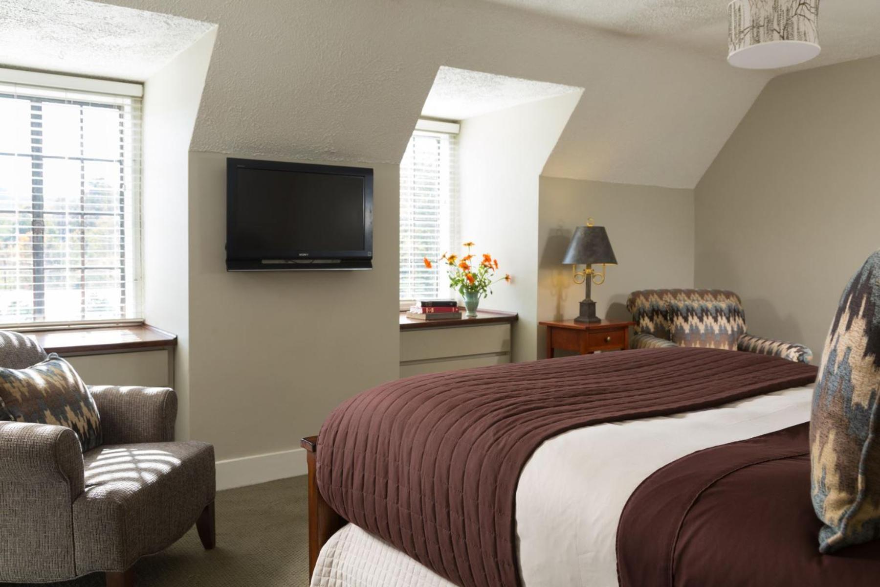 Deluxe Queen Room